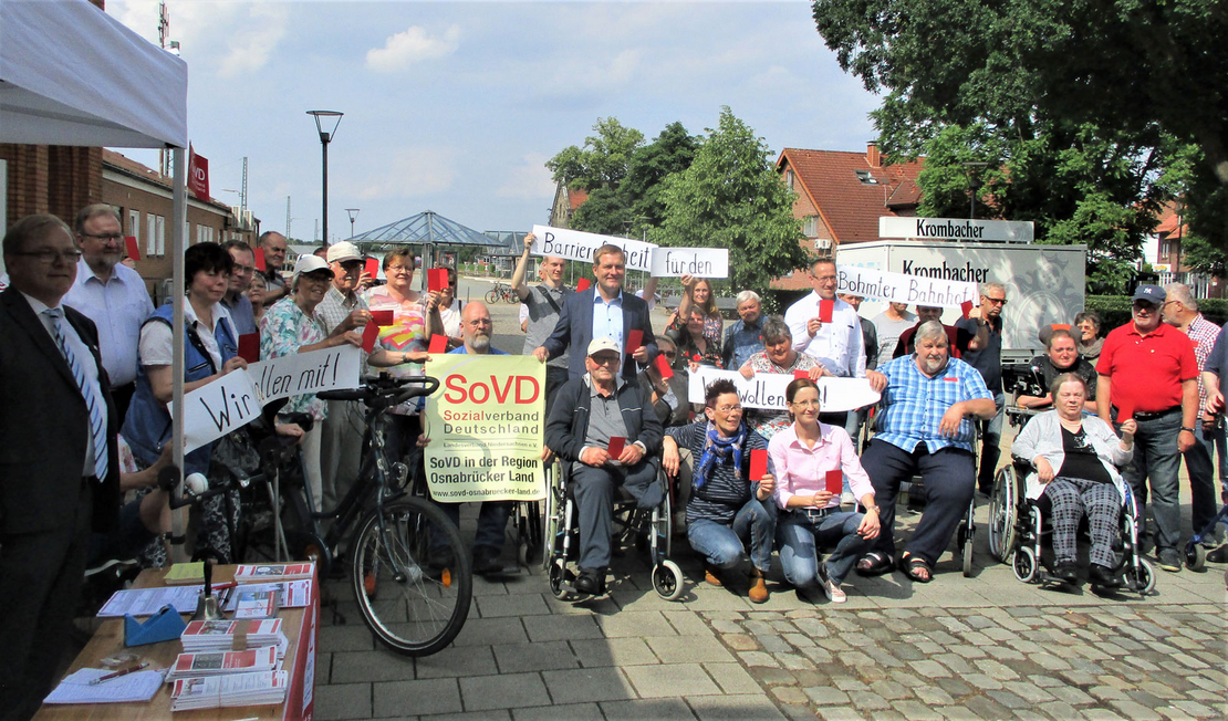SoVD-Mitglieder vor dem Bahnhof Bohmte