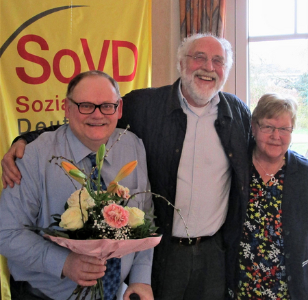 Mit einem Blumenstrauß und stehenden Applaus wurde der scheidende Ortsverbandsvorsitzende Heiner Lahmann, (links im Bild) von den Mitgliedern im Ortsverband Hunteburg verabschiedet.