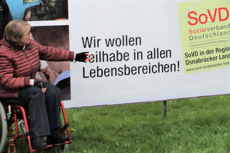 Plakt "Wir willen Teilabe" und Marianne Stönner